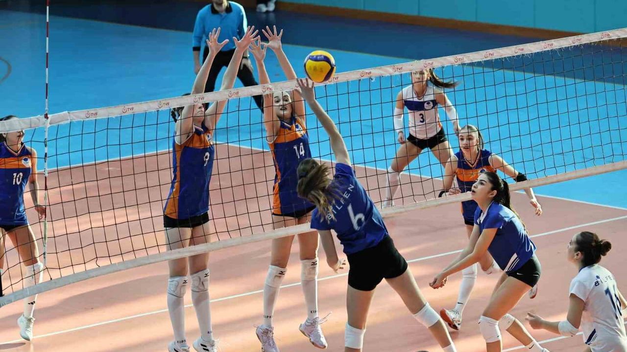 Salihli'de Voleybol Gençler A Grup Müsabakaları Başladı