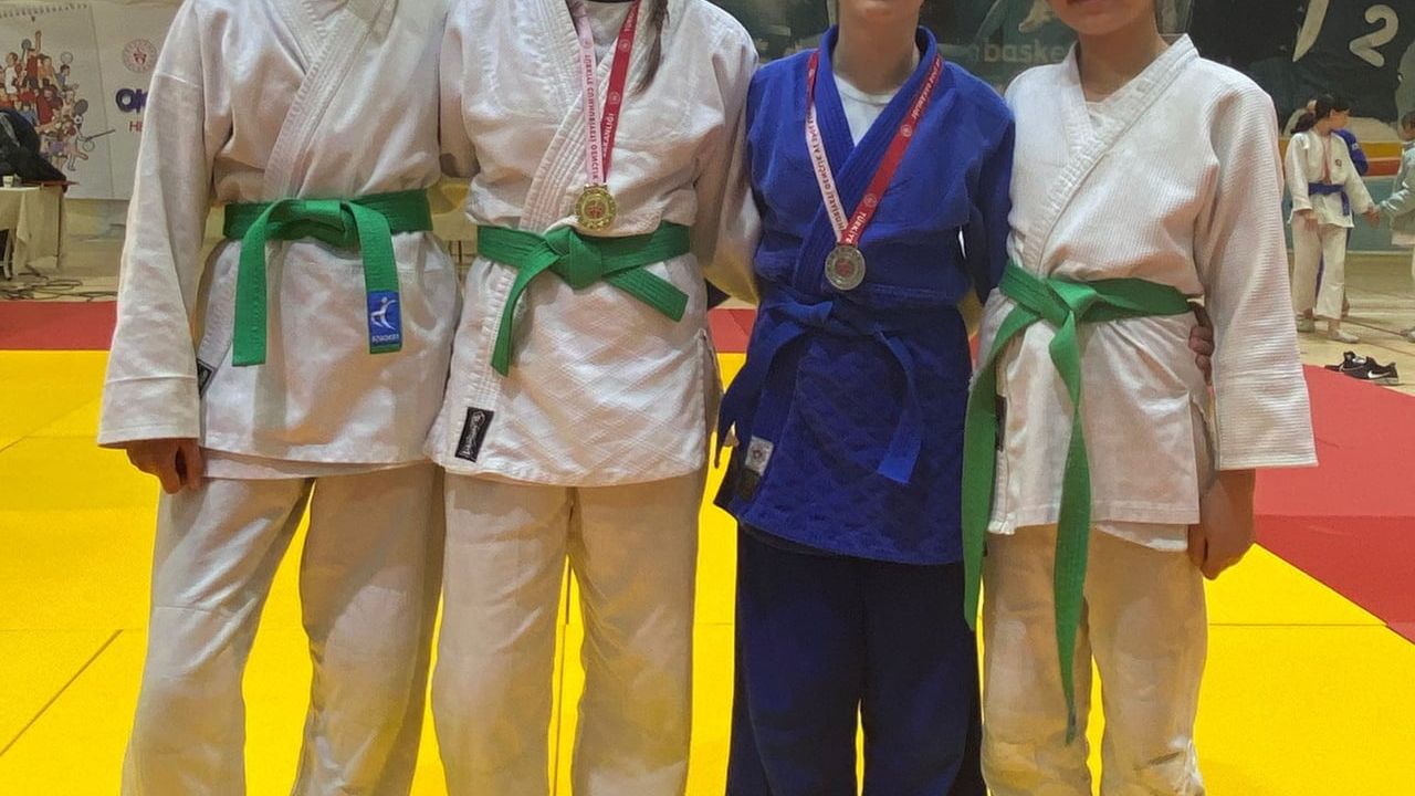 Salihli'nin Yıldız Judocuları İl Birinciliğinde Altın Madalyalar Kazandı