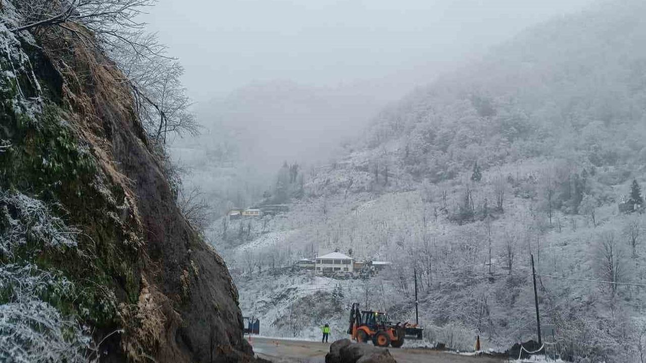 Şalpazarı-Beşikdüzü Karayolu'nda Heyelan: Ulaşımda Aksamalar