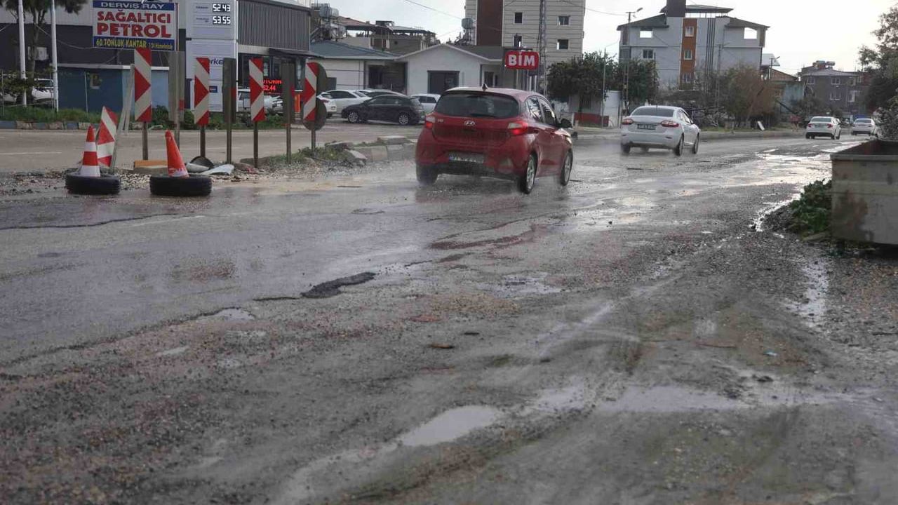 Samandağ'da Çukur Mağdurları Yolların Yapılmasını Bekliyor