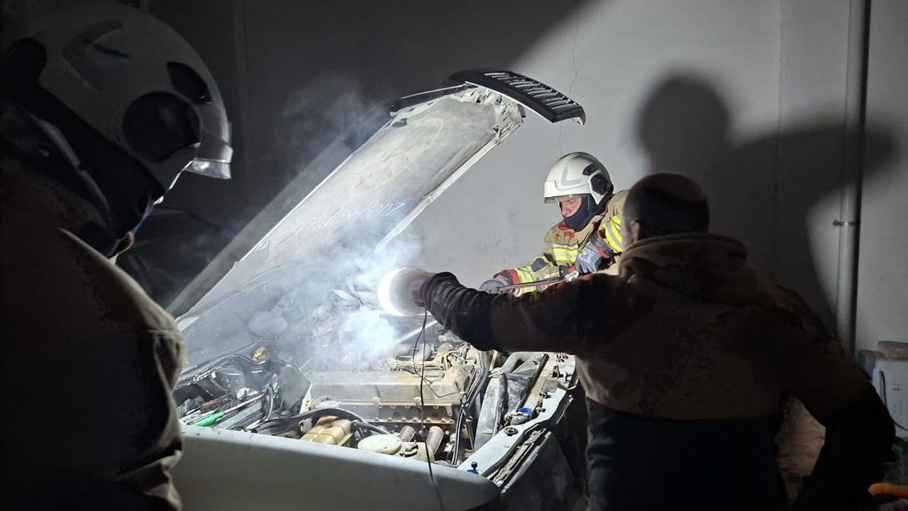 Samandağ’da Motor Kısmı Yanan Otomobil