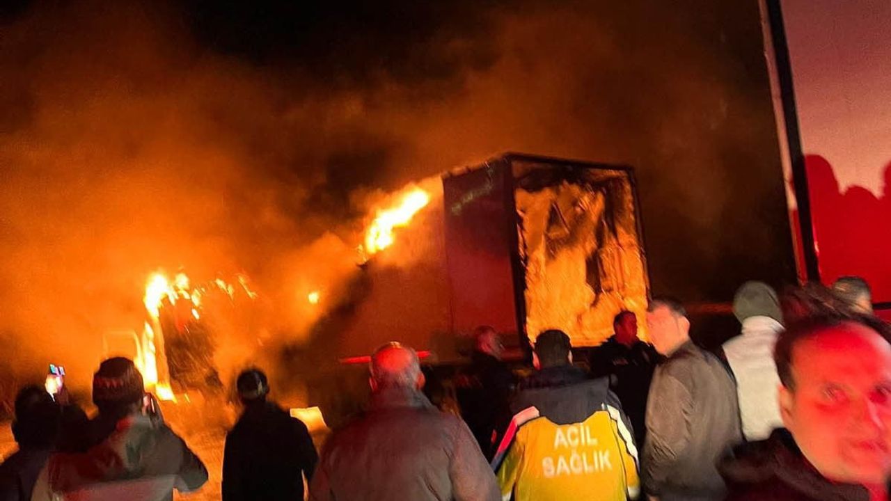 Samandağ'da Seyir Halindeki Tır Alevlere Teslim Oldu