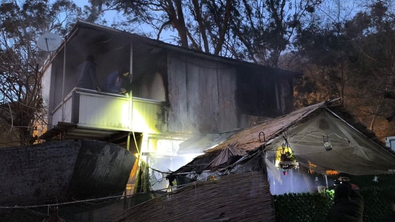 Samandağ'da Yangın: İhtiyaç Sahibi Konteyner Kullanılamaz Hale Geldi