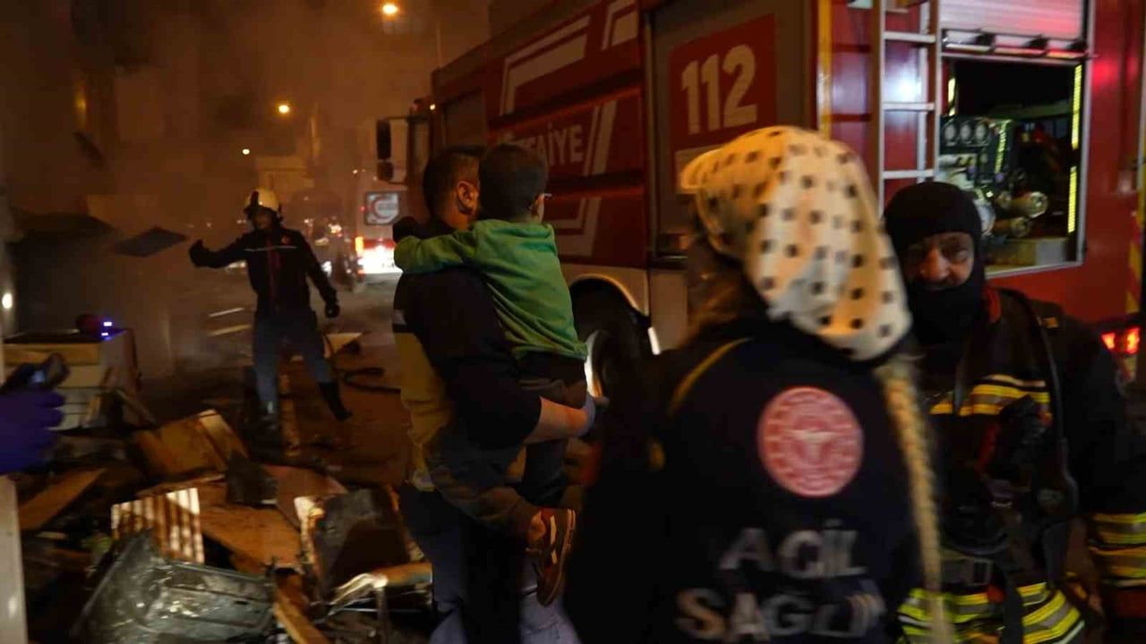 Samsun'da Bina Yangını: 8 Kişi Dumandan Etkilendi