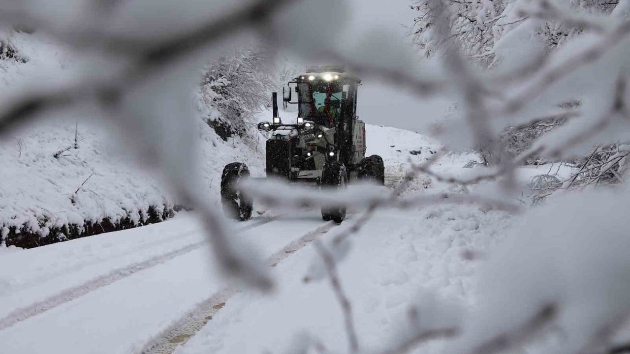 Samsun'da Karla Mücadele Çalışmaları: 575 Mahalle Yolu Ulaşıma Açıldı