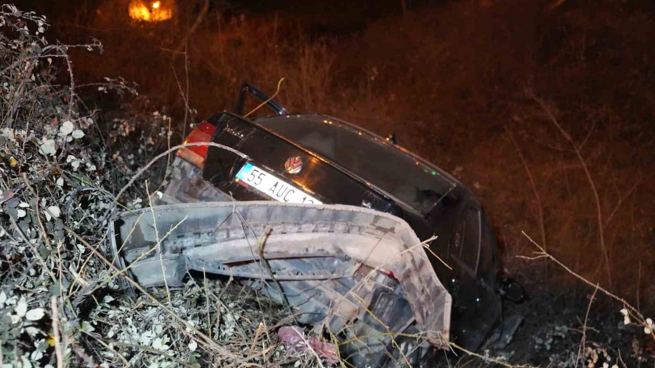 Samsun'da Kontrolden Çıkan Otomobil 3 Metreden Düştü