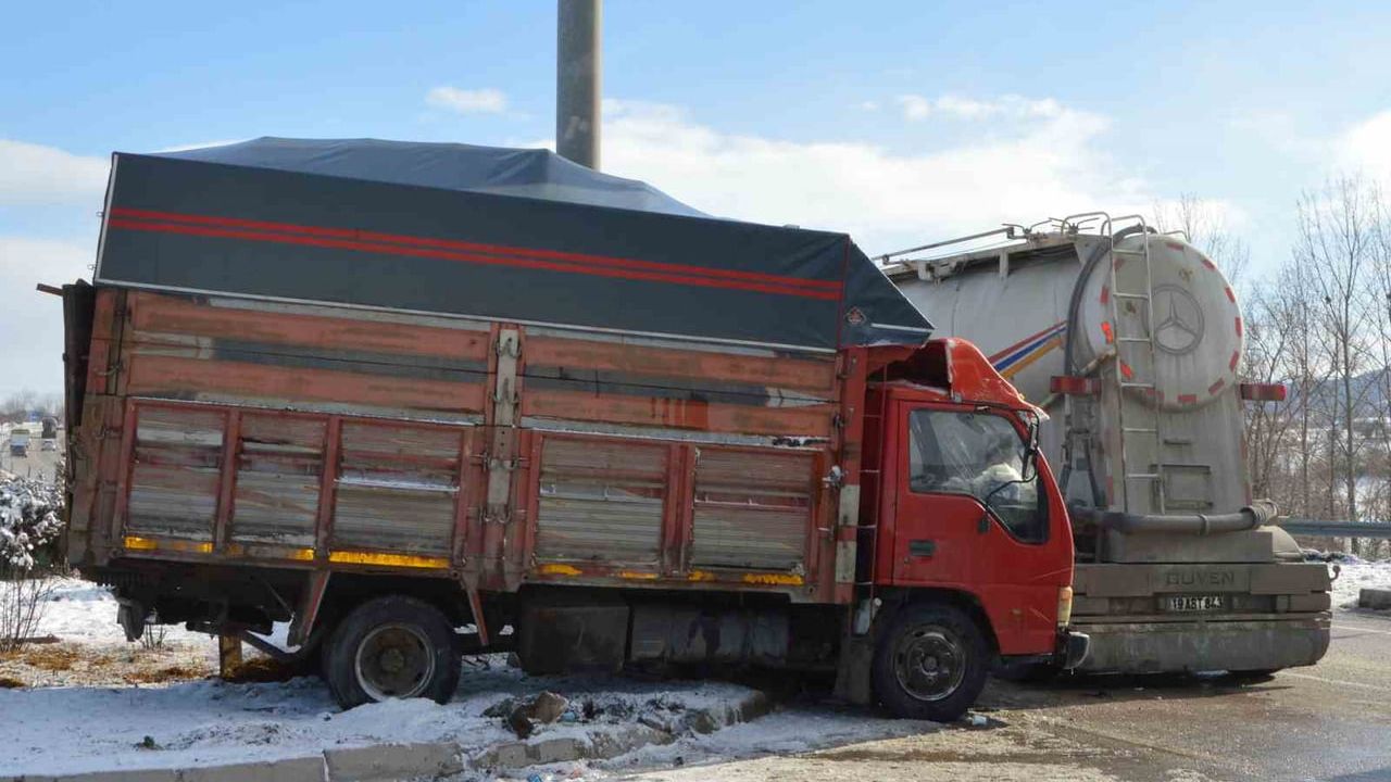 Samsun'da Tır ve Kamyonet Çarpıştı