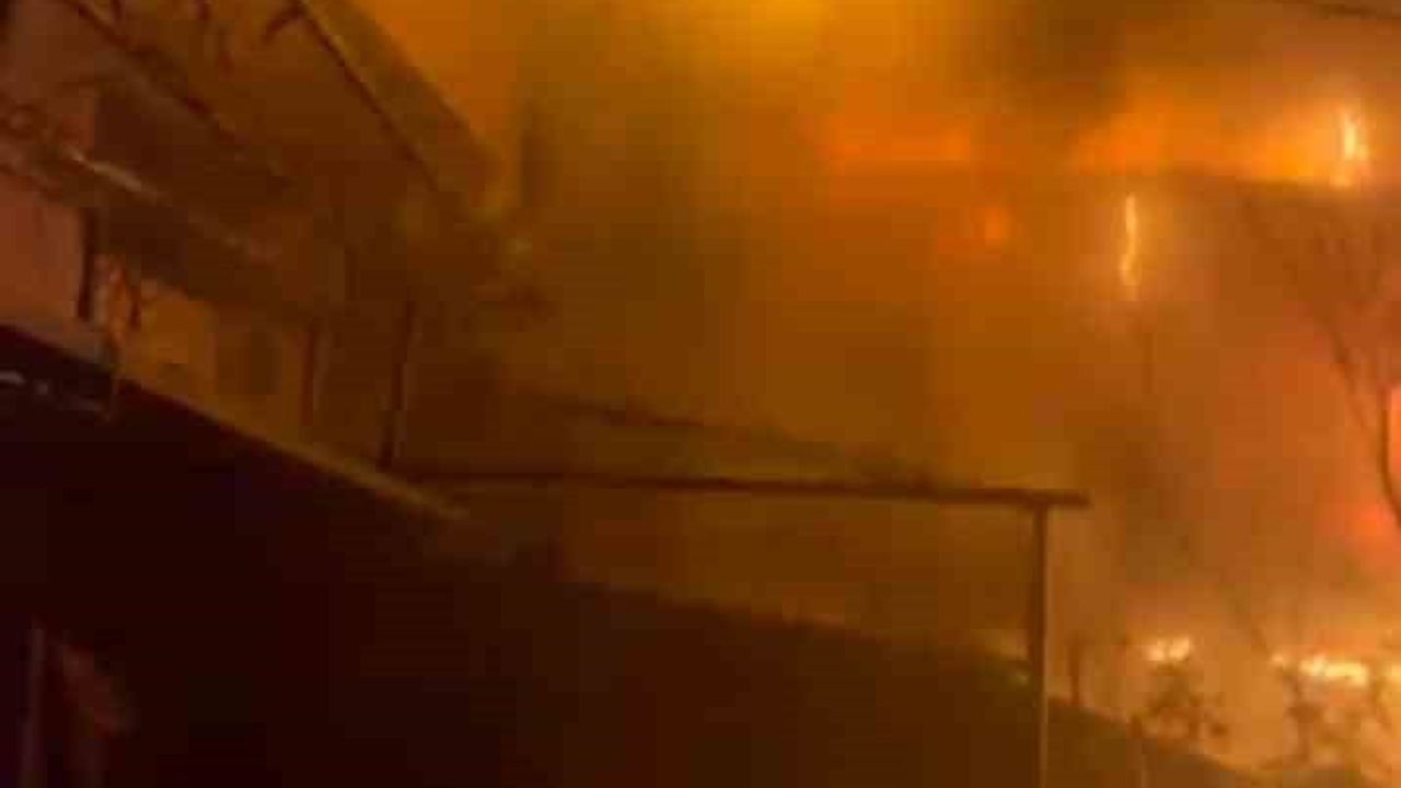 Sancaktepe'de Ahşap Baraka Yangını Paniğe Neden Oldu