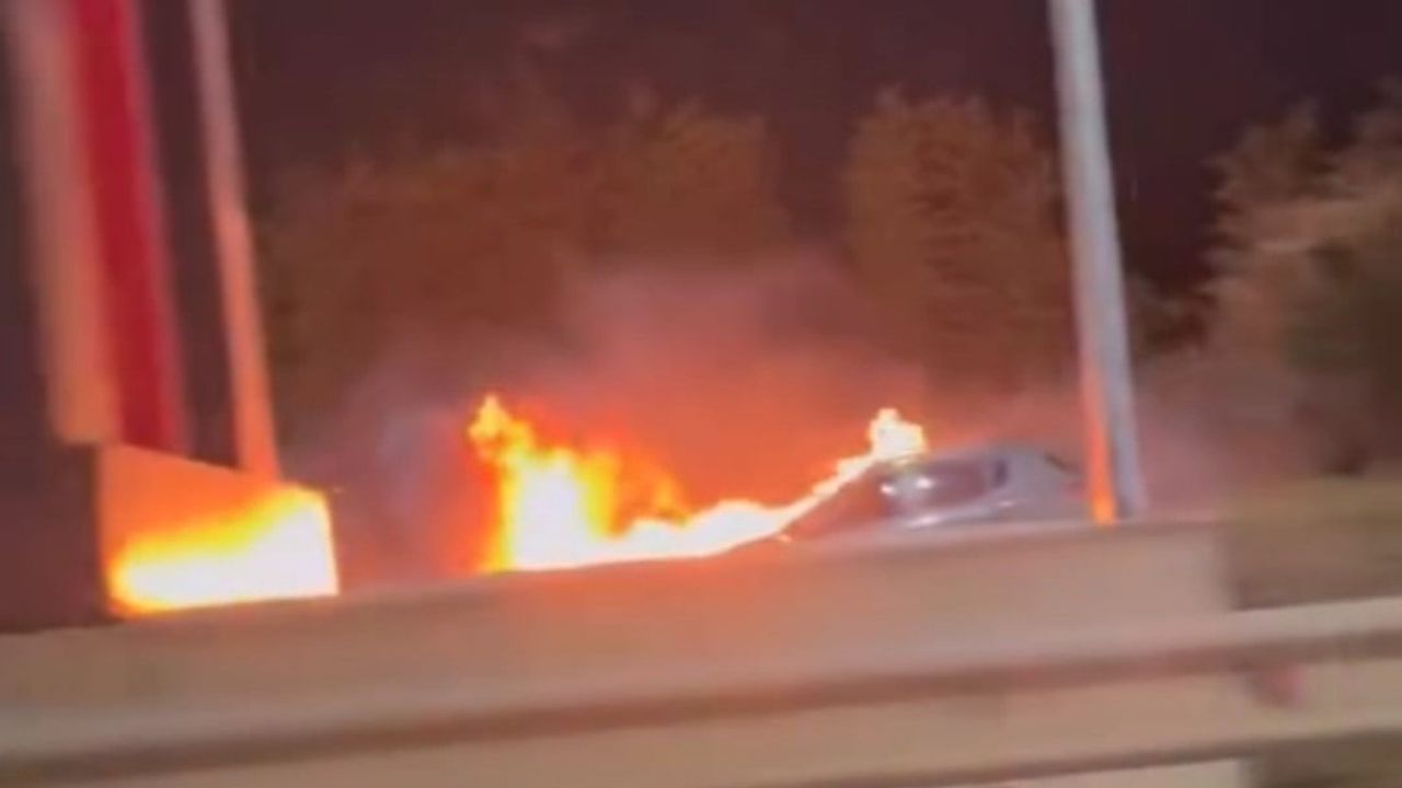 Sancaktepe'de Arızalı Otomobil Yangını