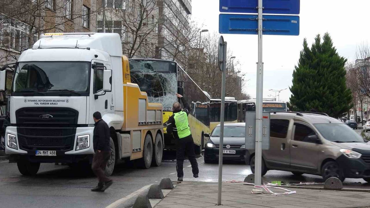 Sancaktepe'de İETT Otobüsü Zincirleme Kazaya Karıştı