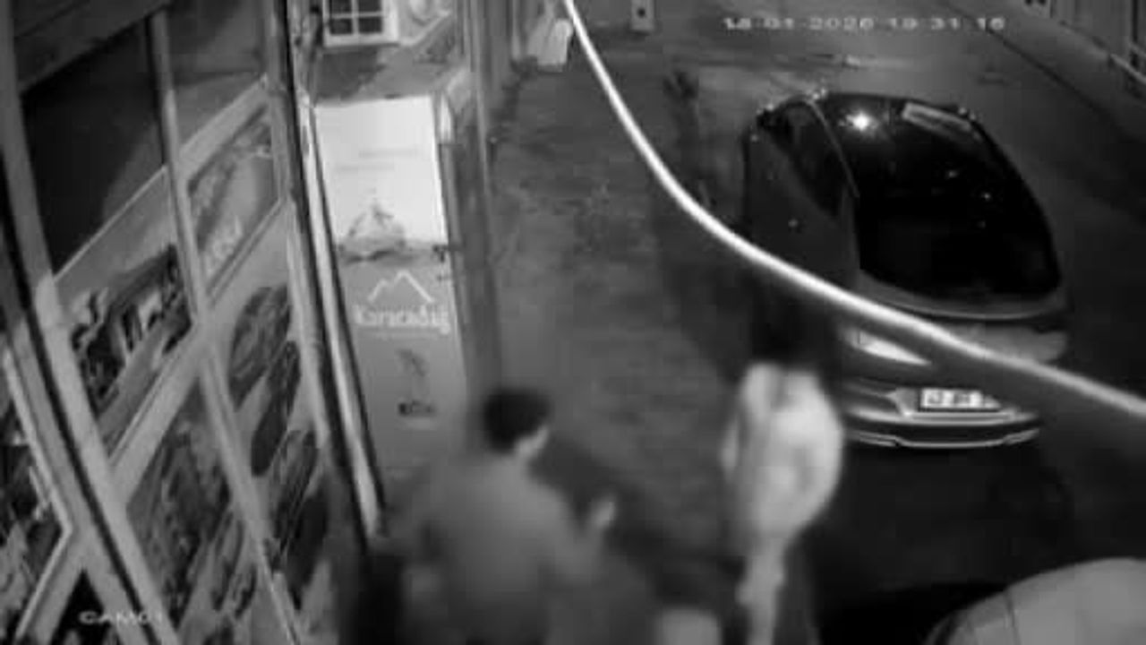 Şanlıurfa'da Genç Arkadaşlarıyla Şakalaşırken Camı Kırdı