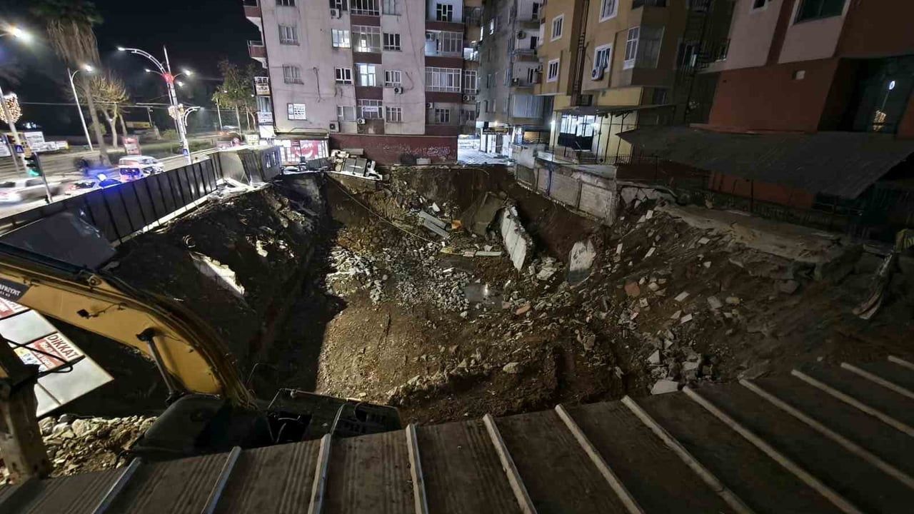 Şanlıurfa'da İstinat Duvarı Çöktü, Vatandaşlar Güvenli Alana Tahliye Edildi