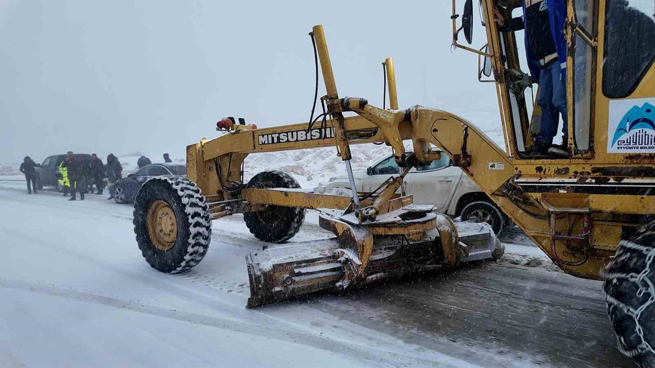 Şanlıurfa'da Karla Mücadele Çalışmaları Devam Ediyor
