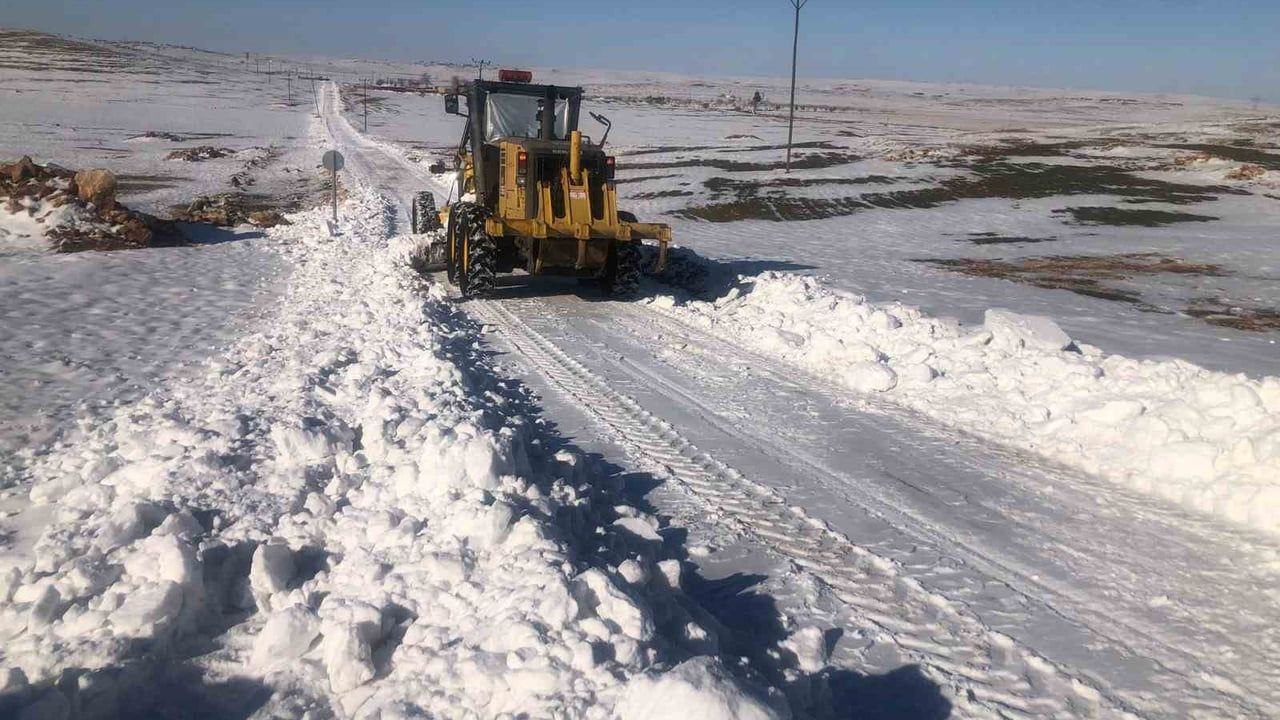 Şanlıurfa'da Kışla Mücadele: Kapanan Kırsal Yollar Açılıyor