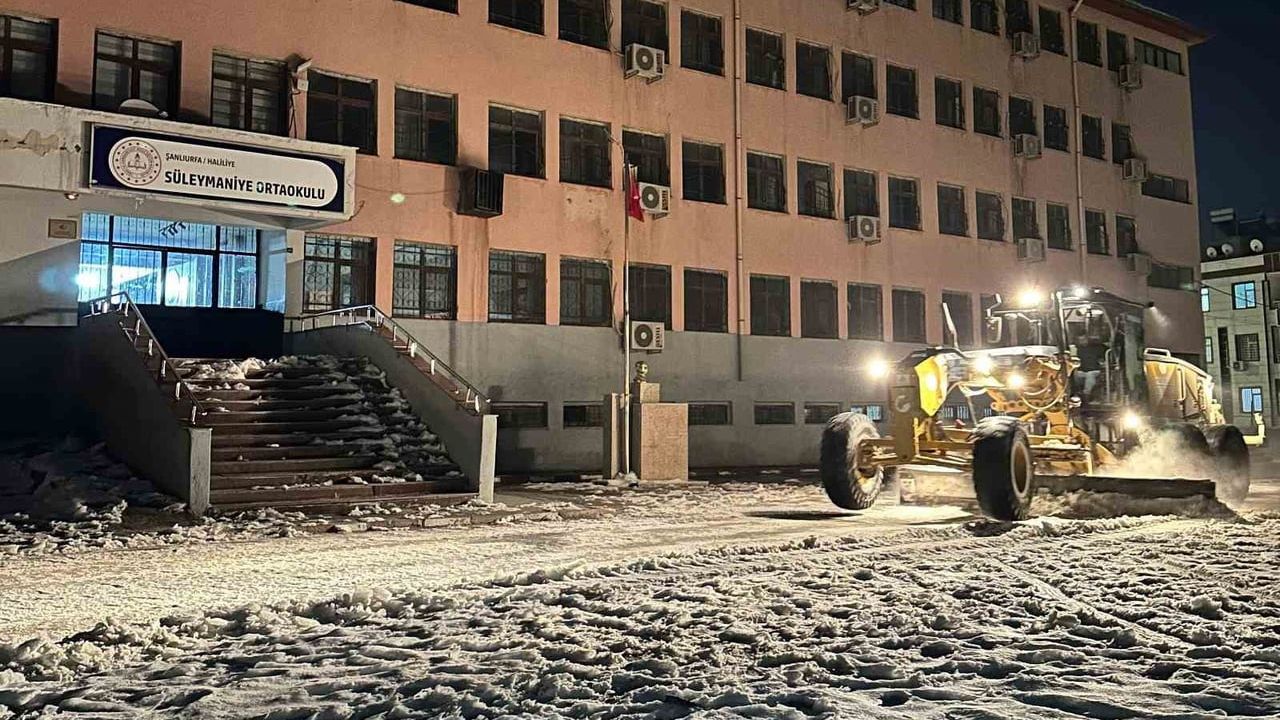 Şanlıurfa'da Okullarda Kar Temizliği Çalışmaları Başladı