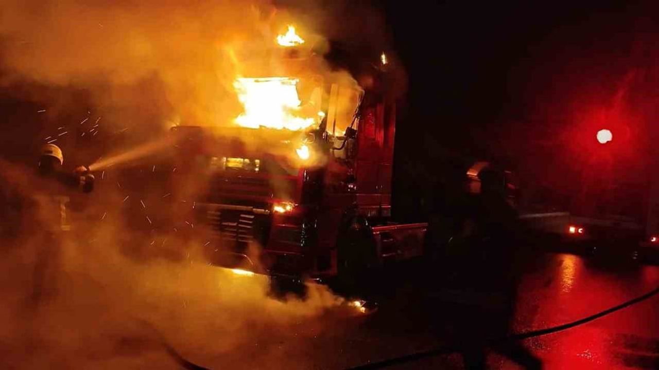 Şanlıurfa'da Tır Yangını: Alevler Kontrol Altına Alındı