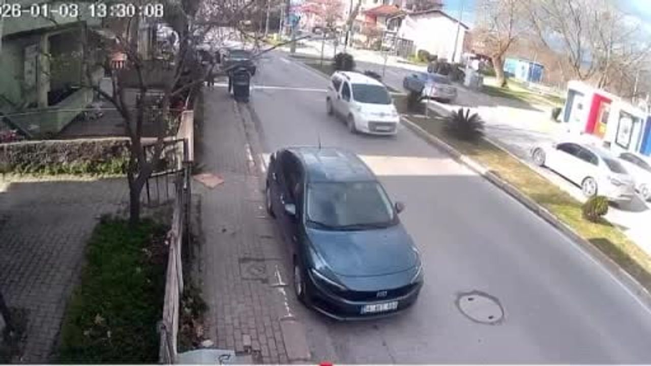 Sapanca'da Fırtınanın Savurduğu Çöp Konteyneri Araca Çarptı