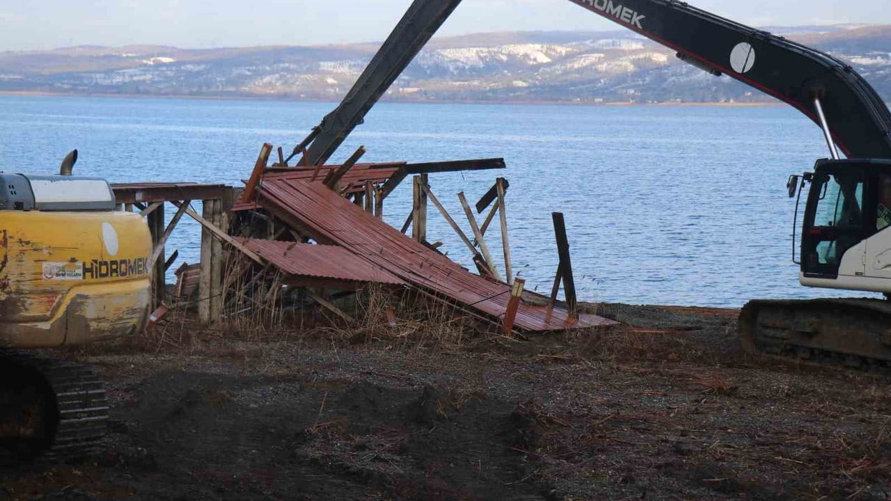 Sapanca Gölü Kıyısındaki Kaçak Yapıların Yıkımı Başladı