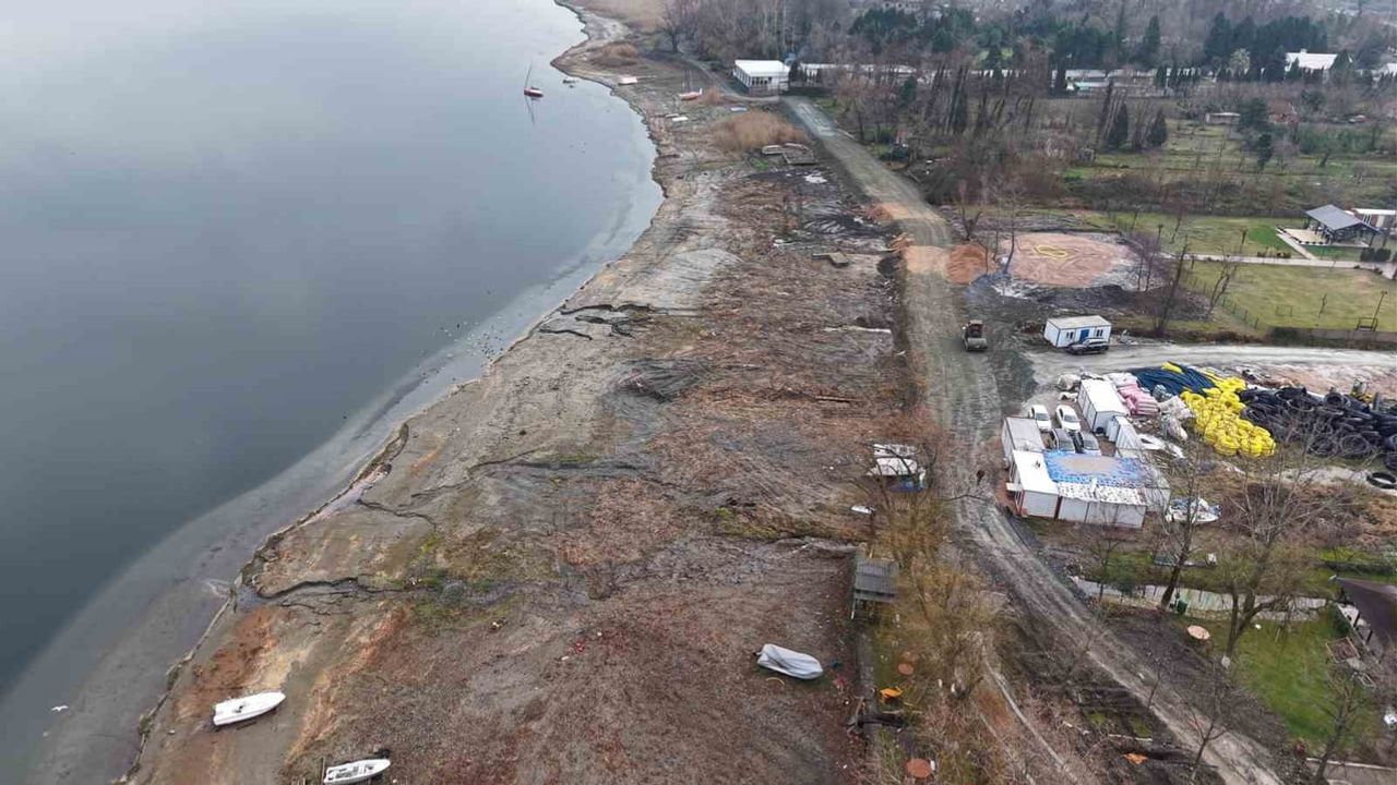 Sapanca Gölü'nde Kaçak Yapılar Yıkılıyor