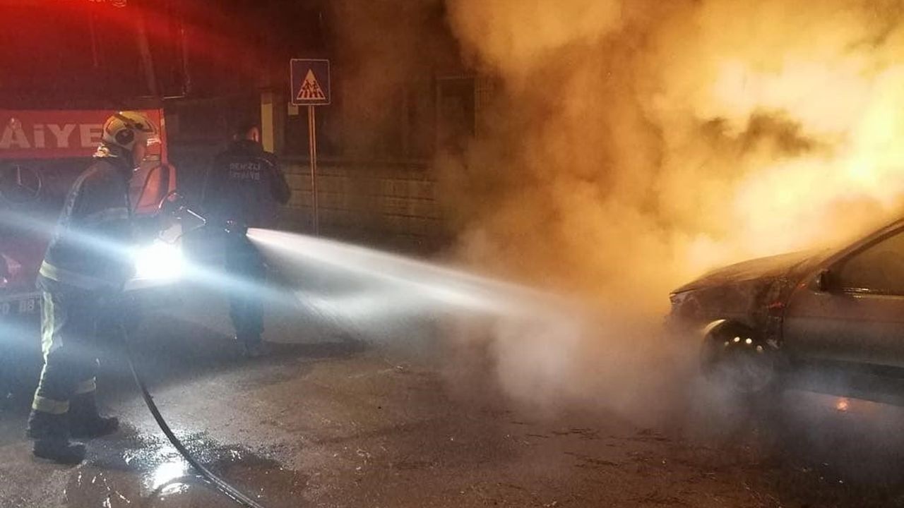 Sarayköy'de Park Halindeki Araç Alev Alev Yandı