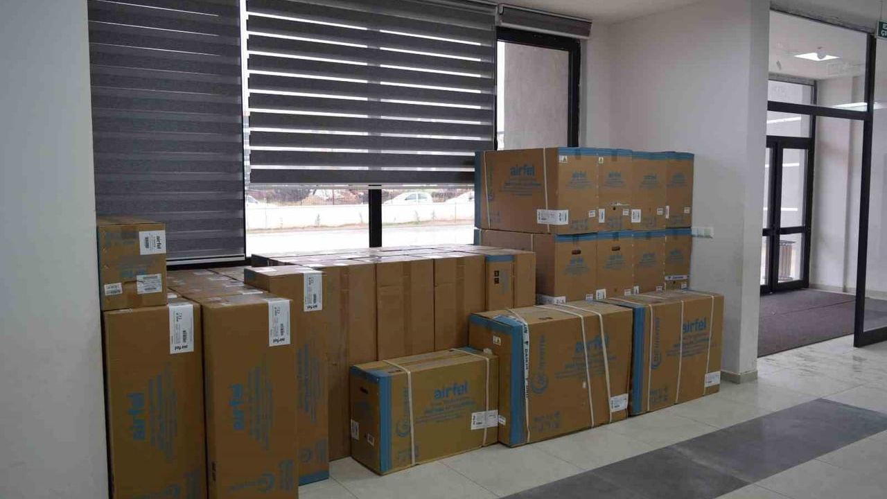 Sarıgöl'de Dayanışma ile Okula 26 Klima Kazandırıldı