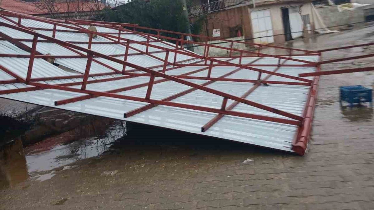 Sarıgöl'de Kuvvetli Fırtına Maddi Hasara Yol Açtı