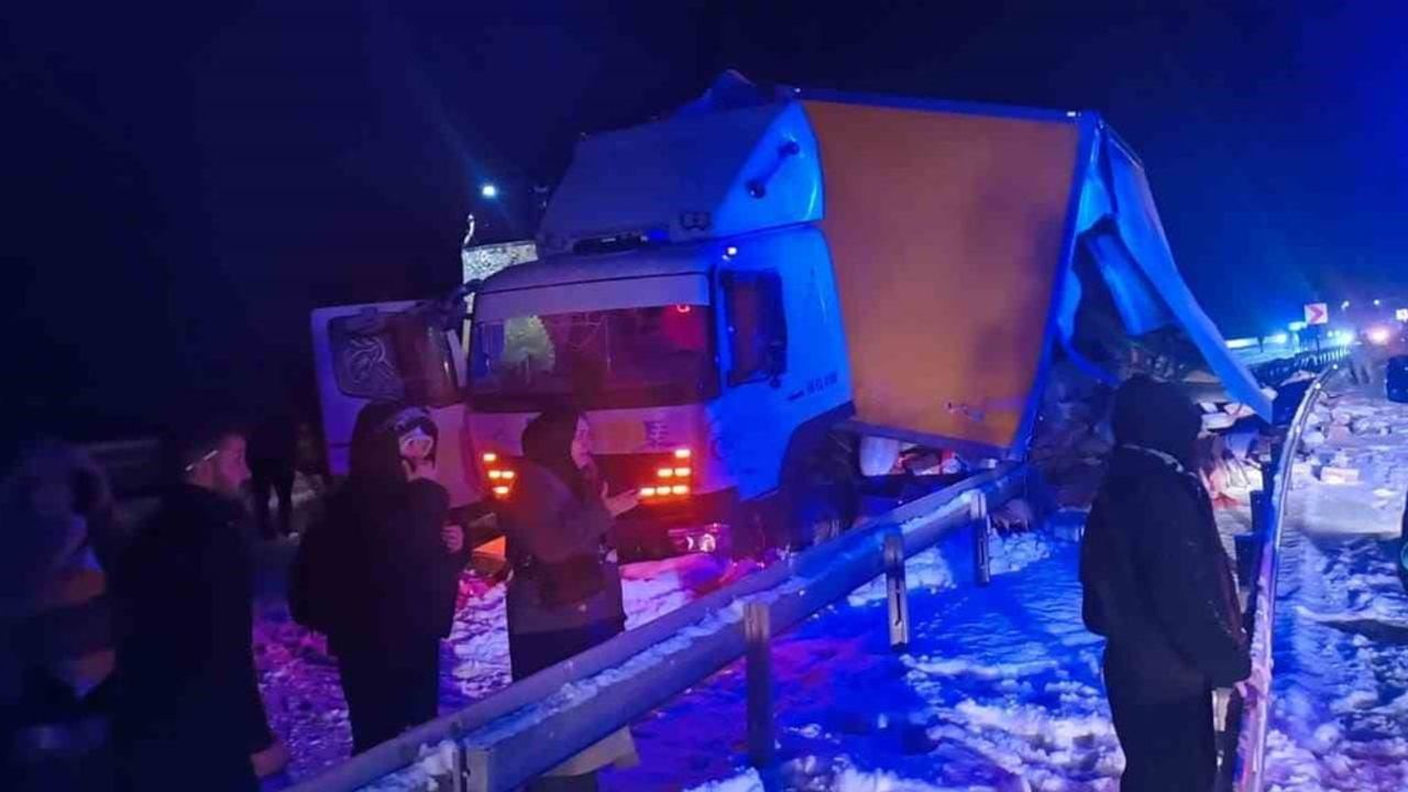 Sarıkamış'ta Otobüs Kamyona Çarptı: 9 Yaralı