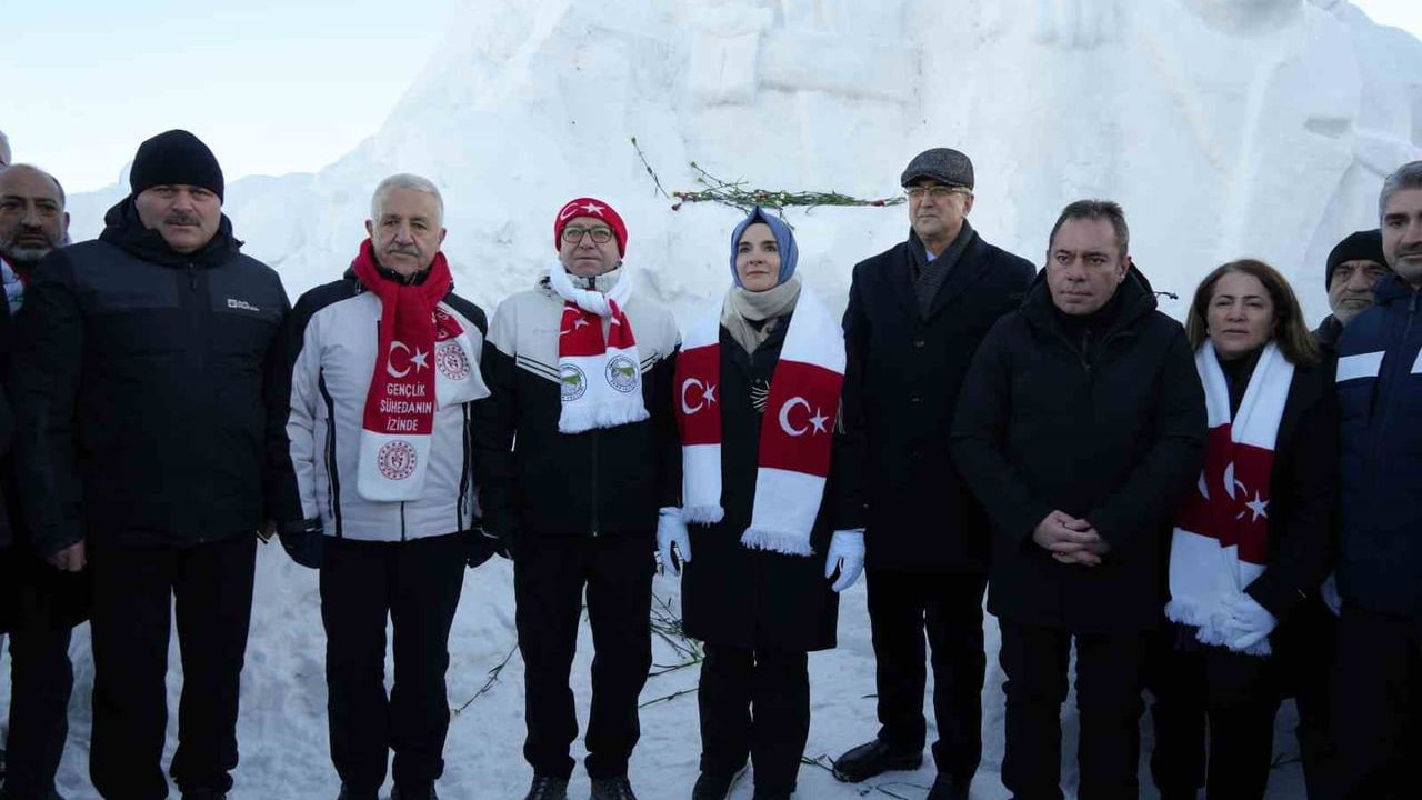 Sarıkamış’ta Şehitler Anısına Kardan Heykeller Açıldı