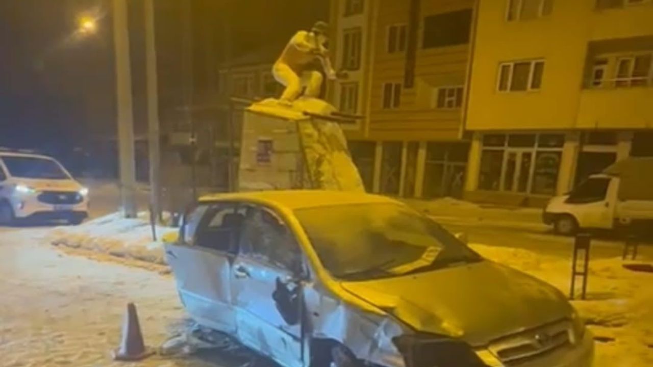 Sarıkamış'ta Trafik Kazası: 3 Kişi Yaralandı