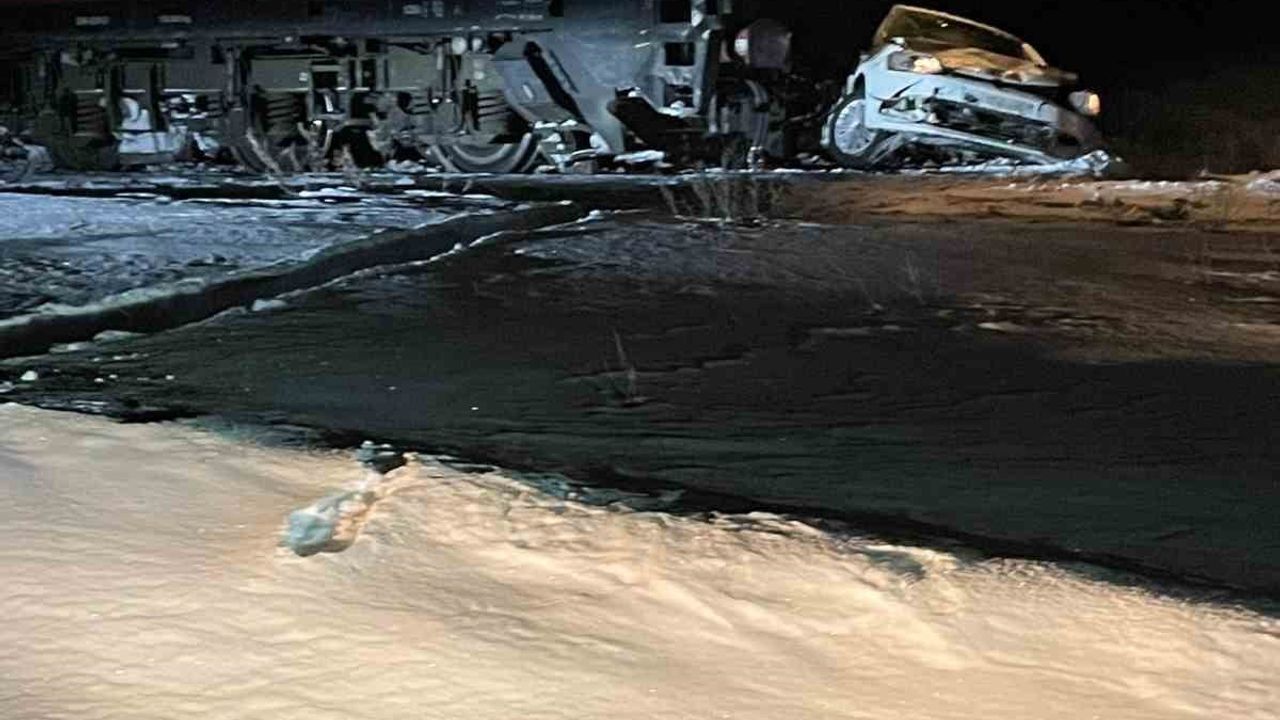 Sarıkamış'ta Yük Treni Otomobile Çarptı
