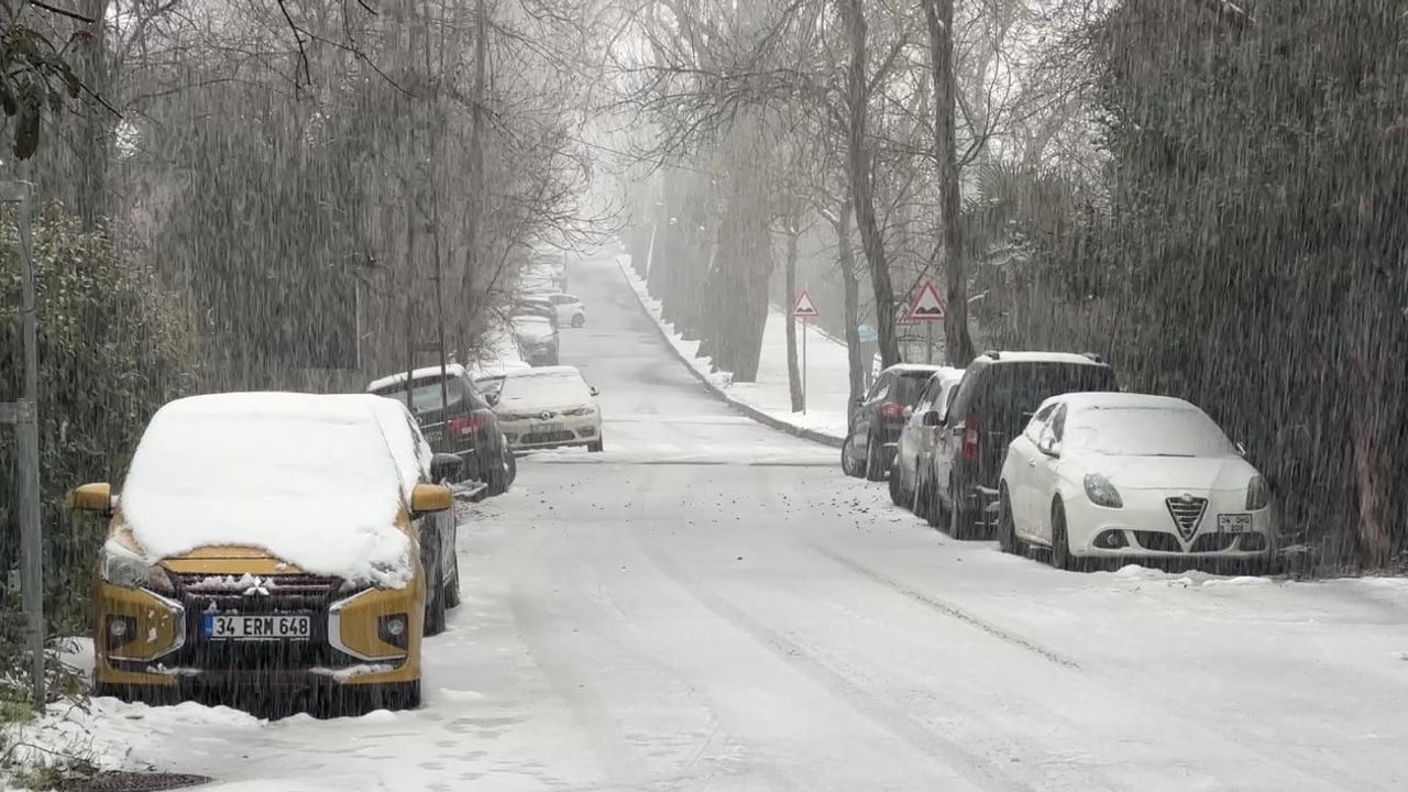 Sarıyer'de Kar Kış Manzarası