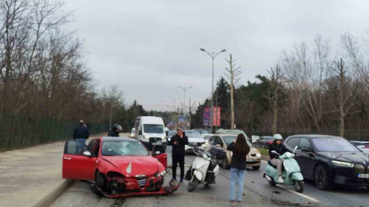 Sarıyer'de Kontrolden Çıkan Otomobil Kazaya Yol Açtı
