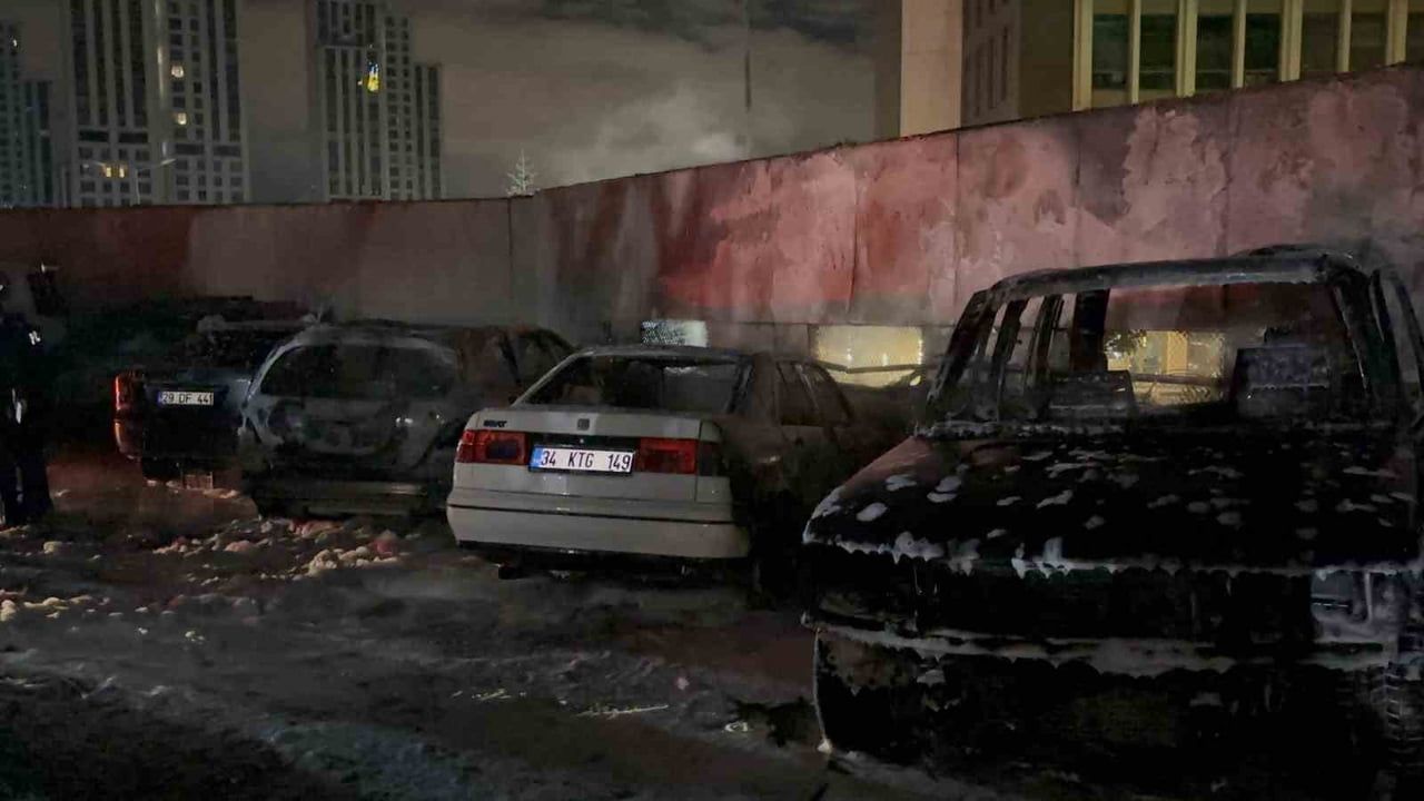 Sarıyer'de Park Halindeki Araçlar Alevlere Teslim Oldu