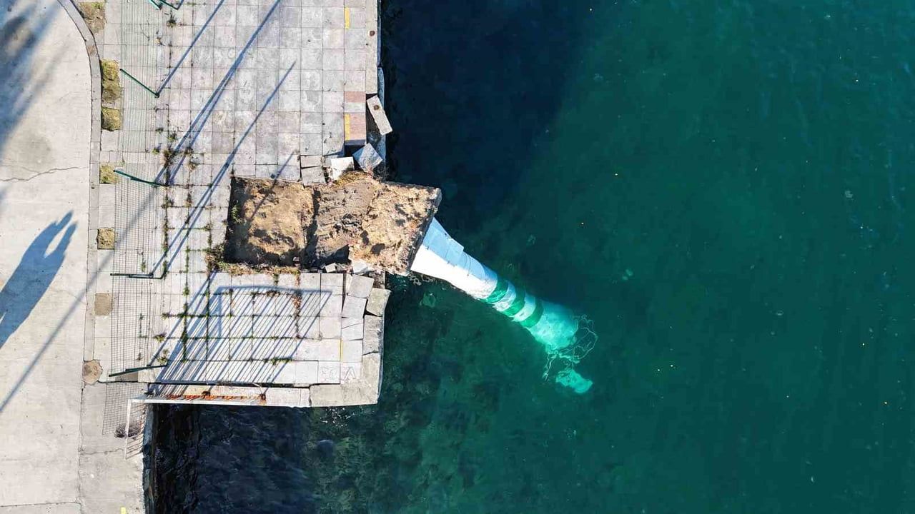 Sarıyer'deki Deniz Feneri Lodosun Kurbanı Oldu