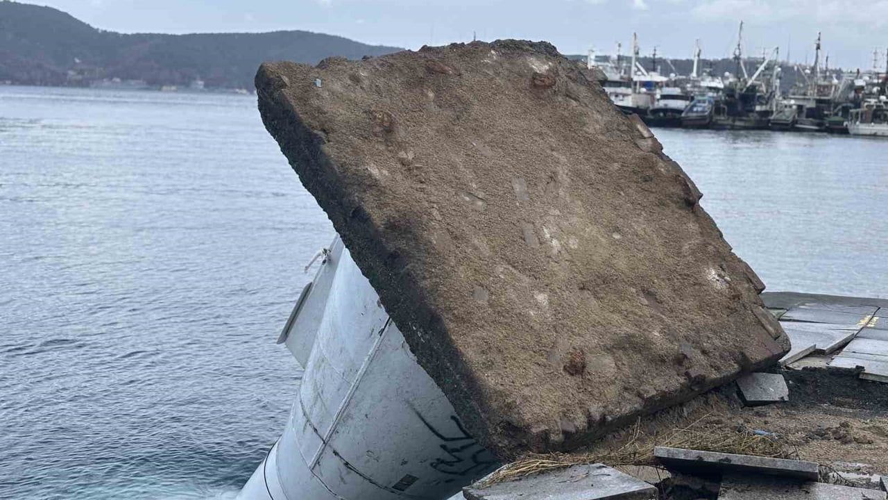 Sarıyer'deki Şiddetli Fırtına Deniz Fenerini Devrildi