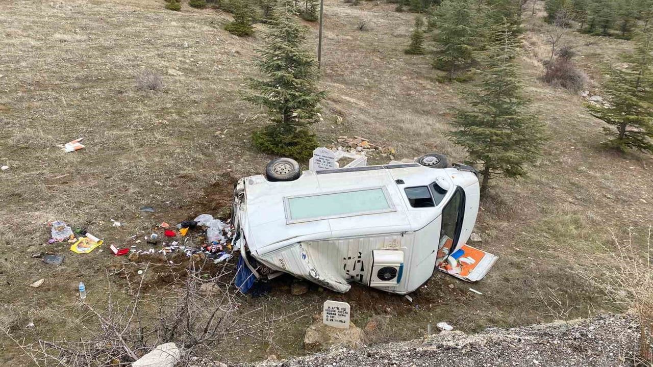 Şarkikaraağaç'ta Kamyonet Kazası: 3 Yaralı