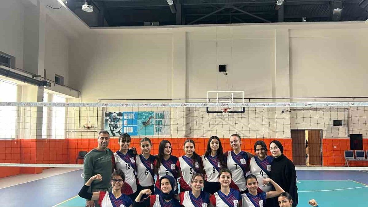 Selahaddin Eyyubi Ortaokulu Yıldız Kız Voleybol Takımı Yarı Finallere Yükseldi