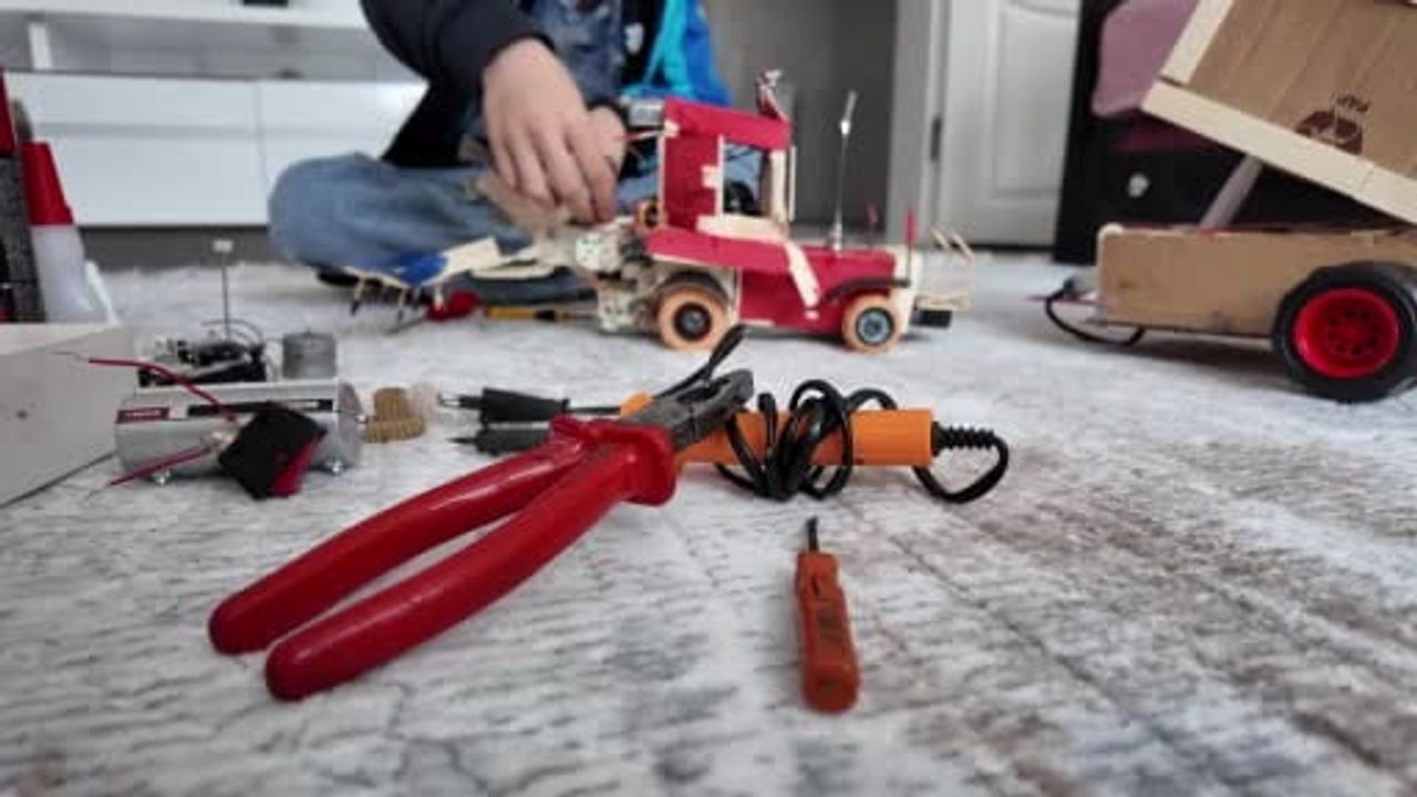 Selçuk Çiçekçi'nin Traktör Maketi: Geri Dönüşüm ve Hayal Gücünün Gücü