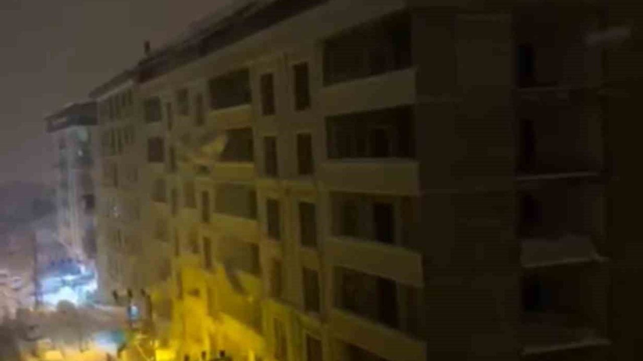 Şemdinli'de Kar Kütlesi Elektrik Direklerini Devrildi