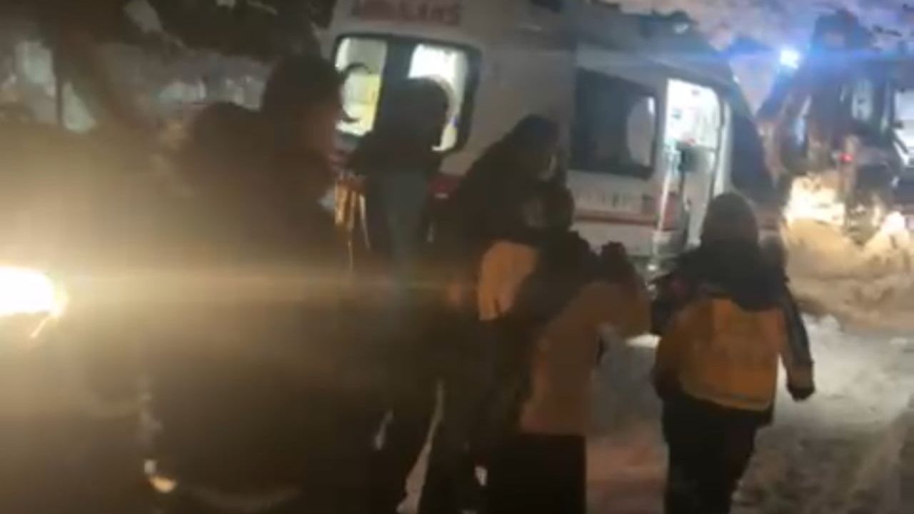Şemdinli’de Karla Mücadele: Zehirlenen 12 Kişiye Hızla Ulaşıldı