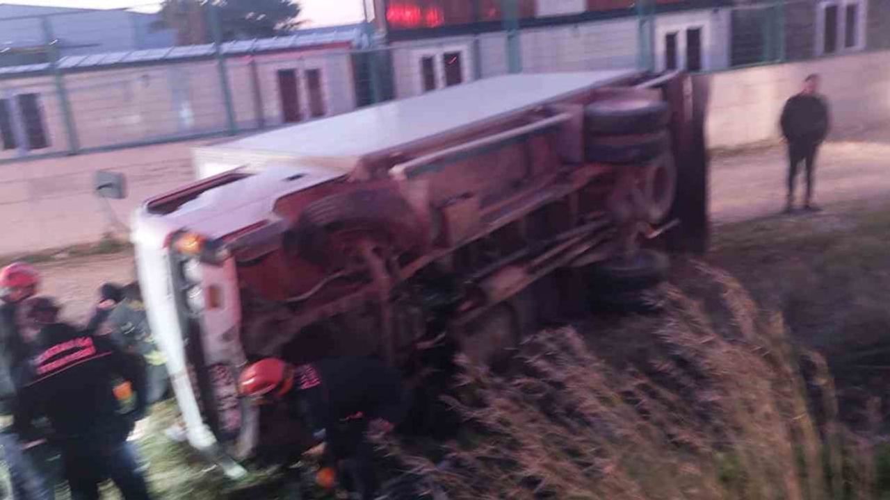 Serik'te Kamyonet Devrildi: Sürücü Ağır Yaralandı