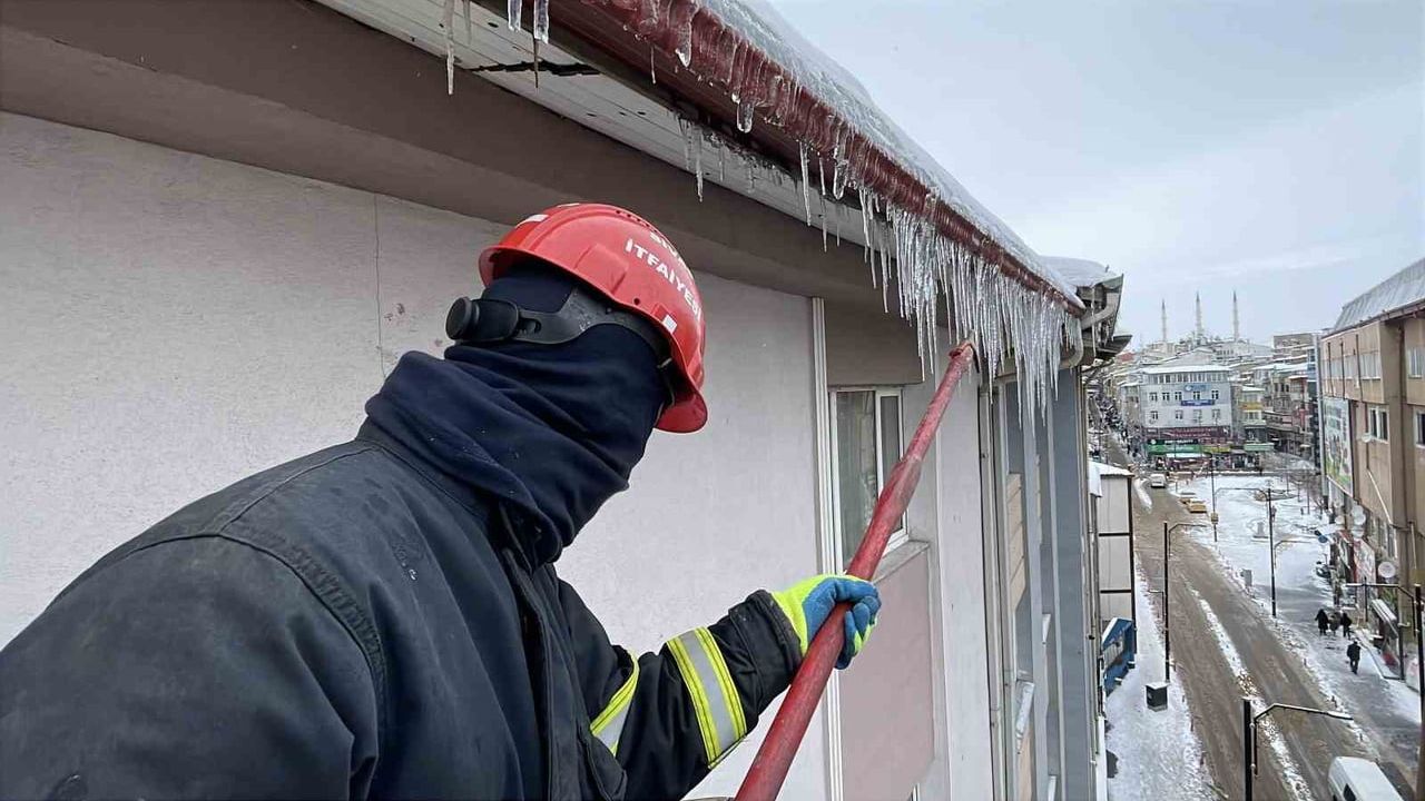 Sibirya Soğukları Sivas'ta Buz Sarkıtları Oluşturdu