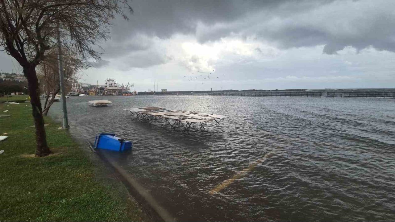 Şiddetli Lodos Tekirdağ Sahilini Vurdu