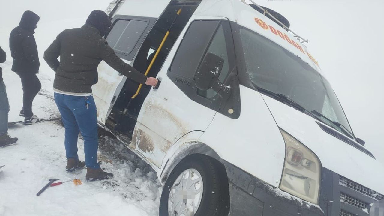 Siirt Özel İdare Ekipleri Karla Mücadelede Aktif Rol Üstleniyor