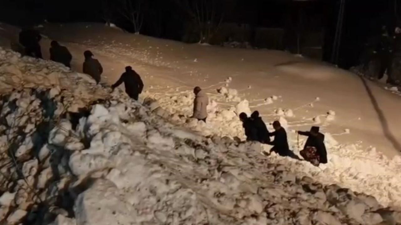 Siirt'te 90 Yaşındaki Hasta Karla Kaplı Yoldan Sırtta Taşınarak Kurtarıldı