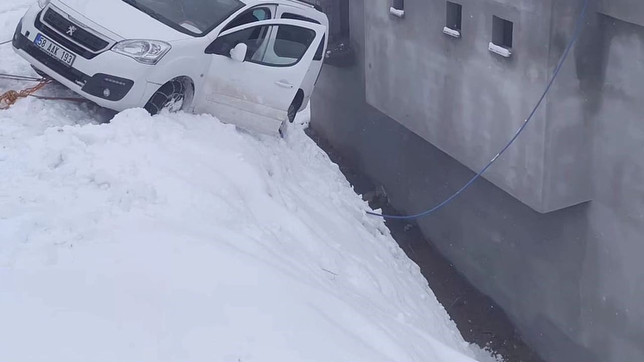 Siirt'te Buzlu Yolda Kayan Araç Evin Duvarında Asılı Kaldı