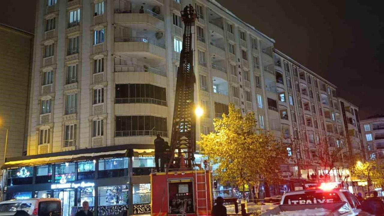 Siirt'te İtfaiye Ekipleri Çatılardaki Kar Kütlelerini Temizledi