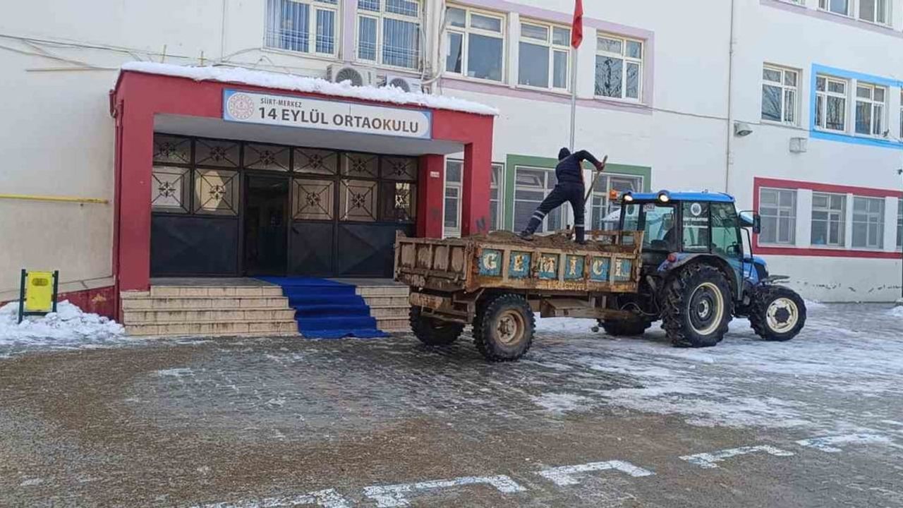 Siirt’te Kar Kışa Hazırlık İçin Tuzlama ve Kar Küreme Çalışmaları Devam Ediyor