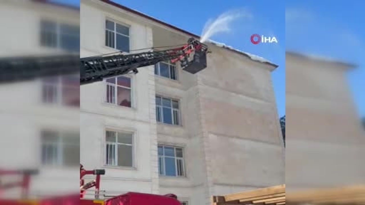 Siirt'te Kar Kütleleri Temizleniyor