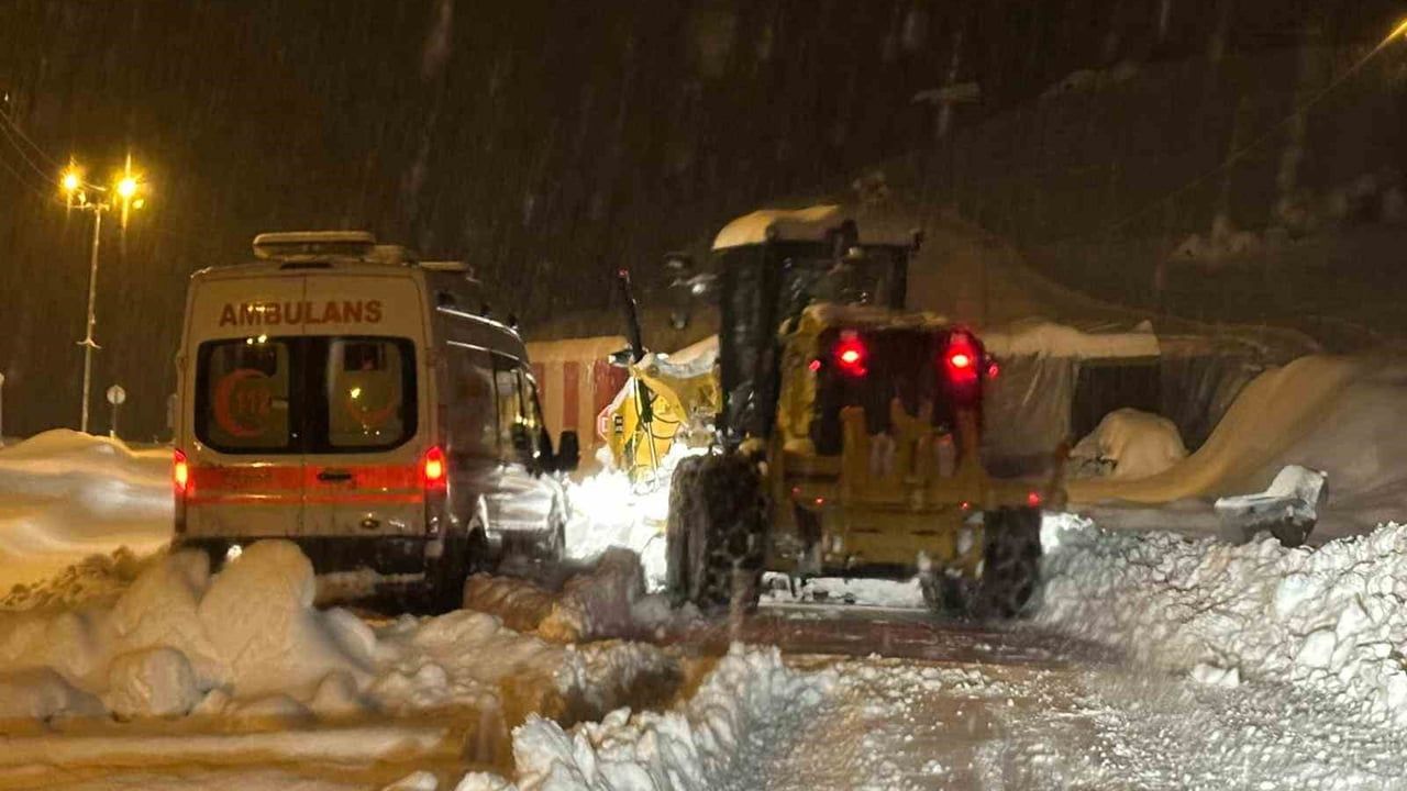 Siirt'te Kar Yağışına Rağmen Acil Sağlık Ekipleri Özveriyle Çalışıyor